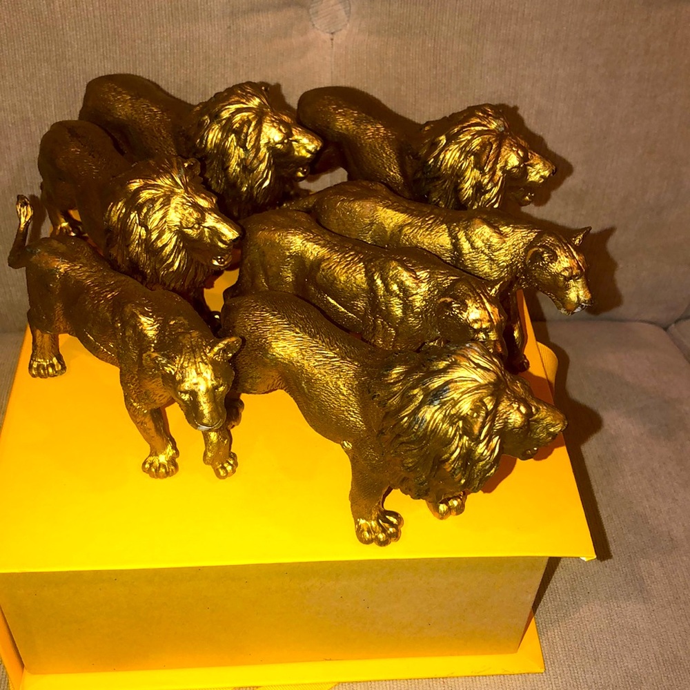 🚨⏰Metallic Gold Plastic Lion Decor- set of 7